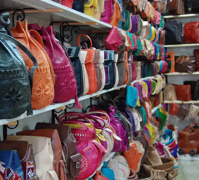 Bolsos variados en diferentes colores y estilos en una tienda de Tetuán.