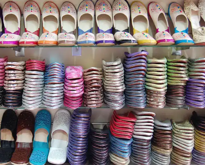 Zapatos coloridos y artesanales de Tetuán, ideales para souvenirs y compras culturales.