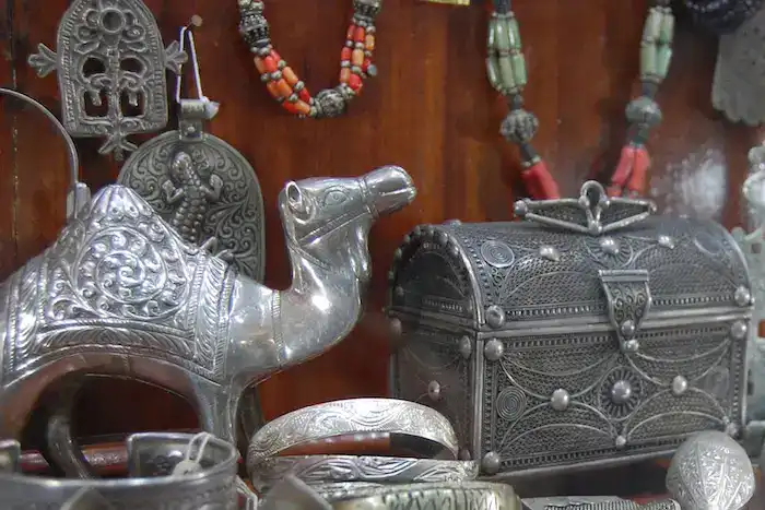 Espectacular colección de objetos artesanales y joyería en plata de Tetuán, perfectos para comprar y.