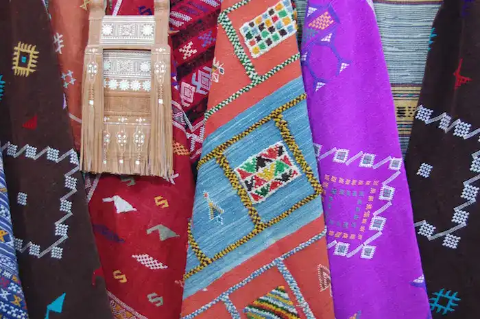 Textiles y bordados coloridos de Tetuán en una exposición.
