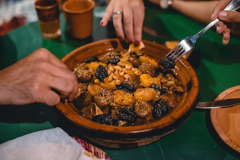comer con las manos tajine de ternera con ciruelas comida marroqui