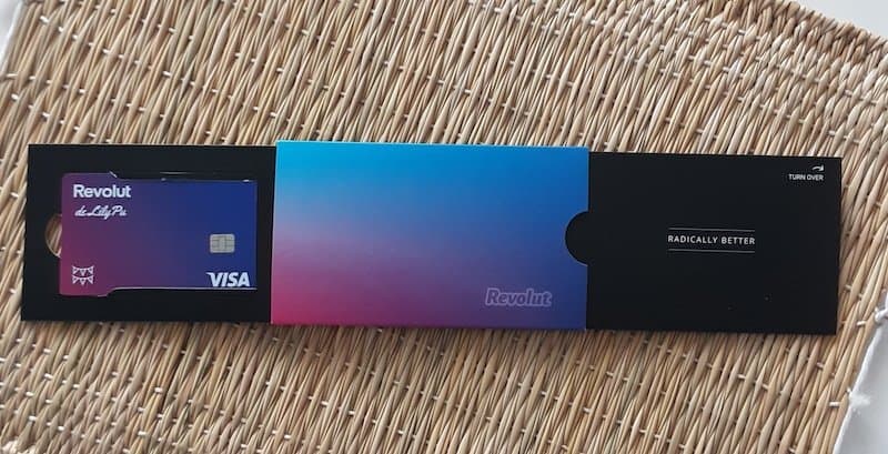 Tarjeta Revolut gratis en caja de presentación con diseño moderno y colores llamativos.