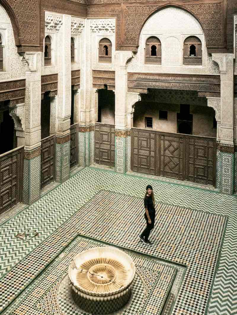 Interior de un patio marroquí con mosaicos y arquitectura árabe en Tetuán.