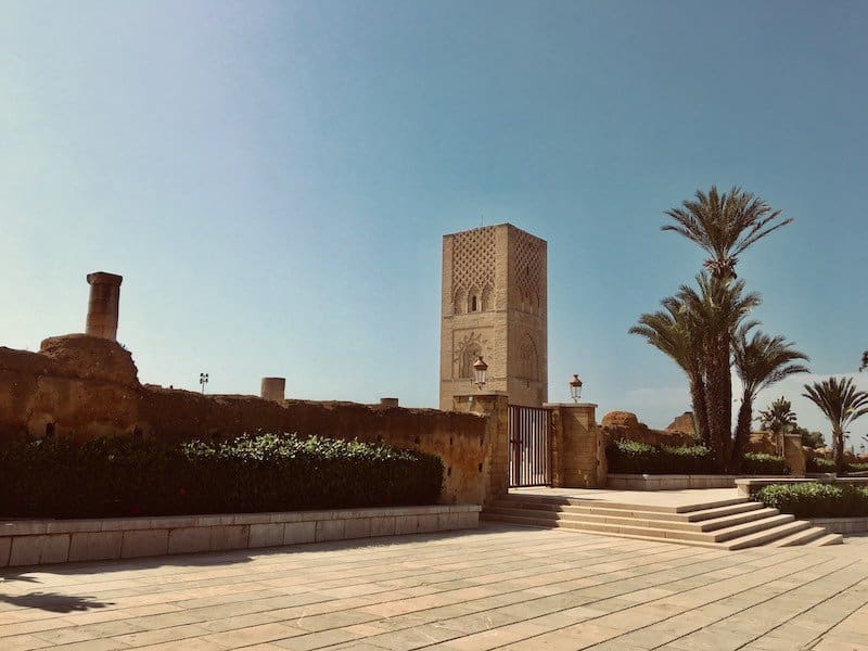 Torre histórica en Tetuán con palmeras y cielo despejado.