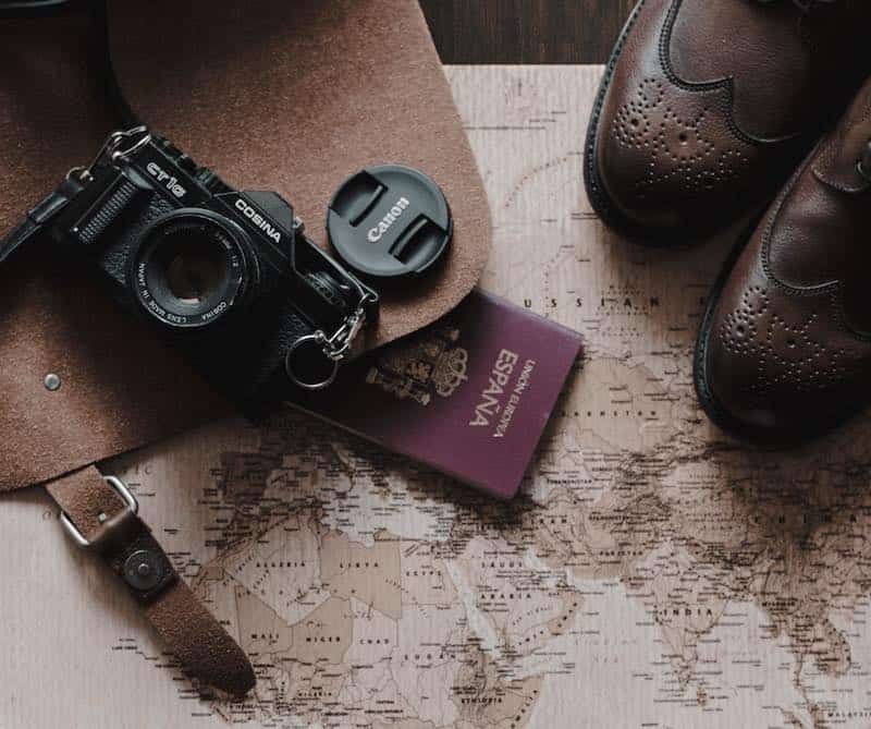 Equipaje y documentos para viajar a Marruecos desde España.