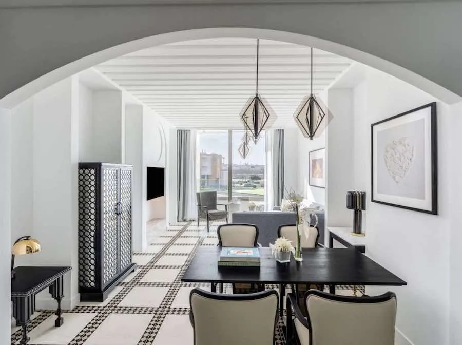 Amplio salón con vistas y decoración moderna en Tetuán.