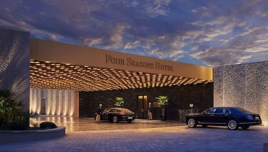 Hotel de lujo Four Seasons en Tetuán, Marruecos, con entrada elegante y coches de alta gama.