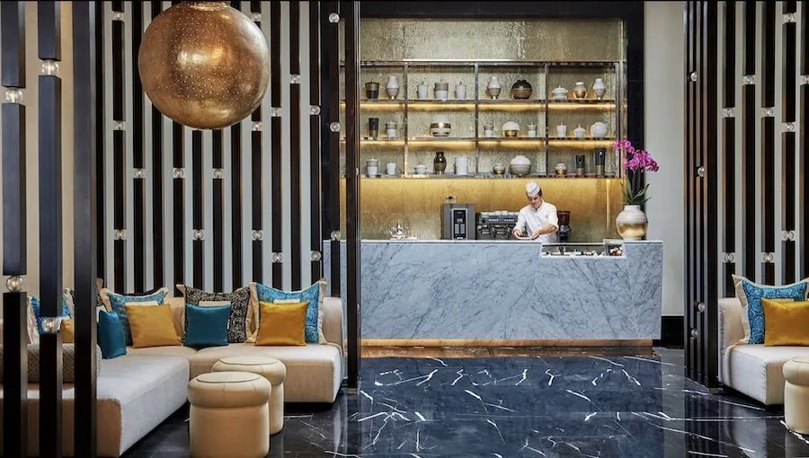 Interior de un hotel de lujo con decoración moderna y elegante en Marruecos.