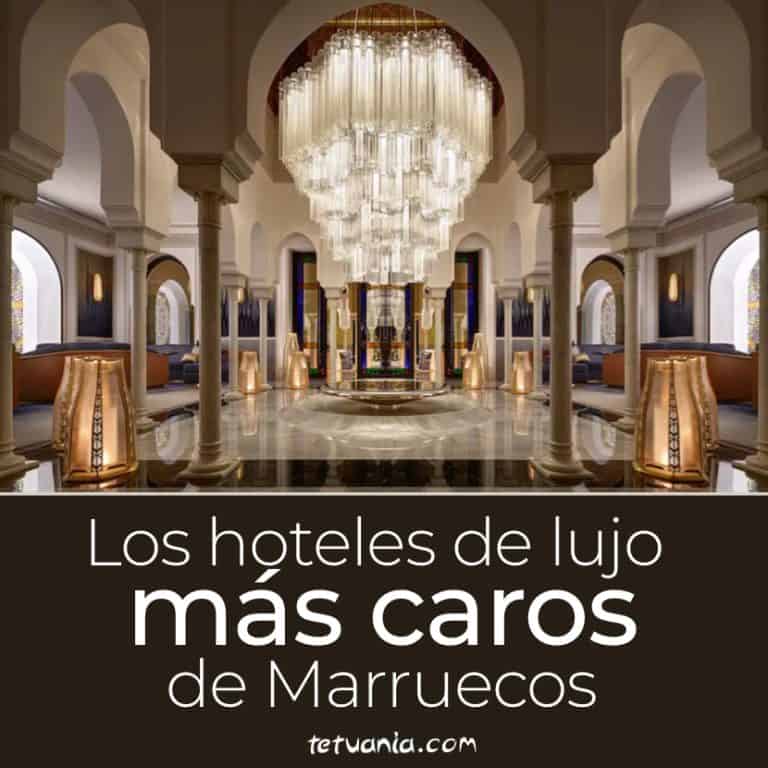 Interior de hotel de lujo en Marruecos con elegante candelabro y decoración sofisticada.