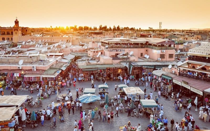 Mercado bullicioso en Tetuán con muchas personas y puestos en una tarde soleada.