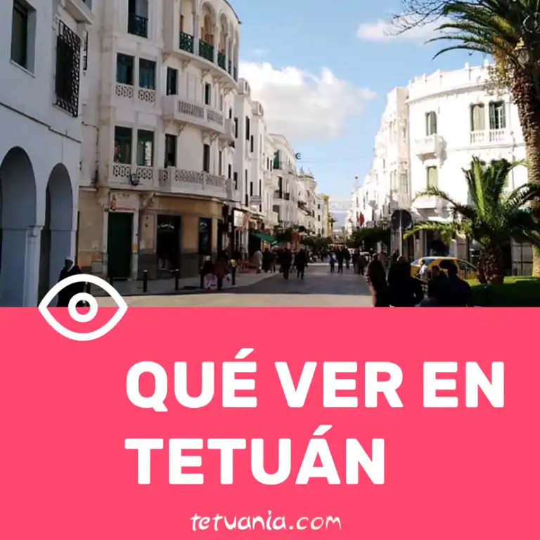 Calle en Tetuán con edificios blancos y palmeras, día soleado.