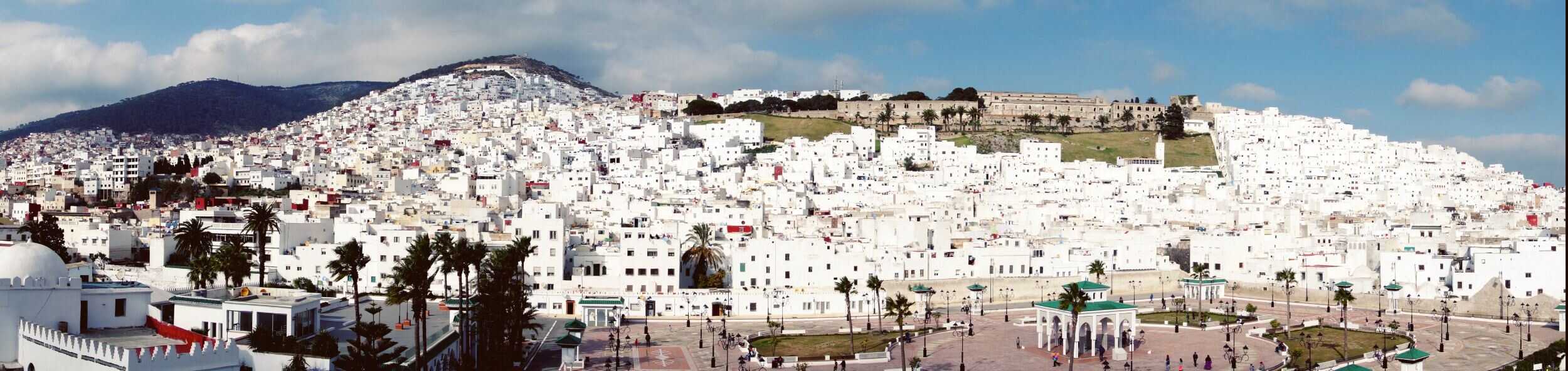 Vista panorámica de Tetuán con sus casas blancas y murallas históricas.