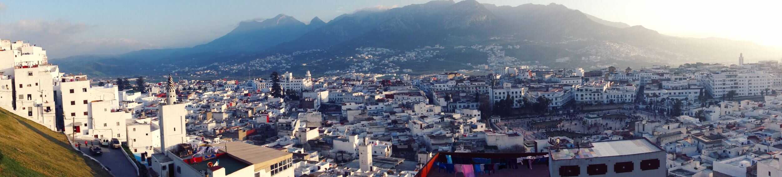 Paisaje de Tetuán con vista a la ciudad y las montañas en el horizonte.