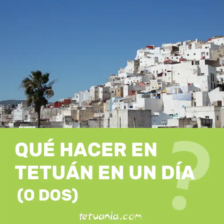 Vista de casas blancas en Tetuán con cielo azul brillante.