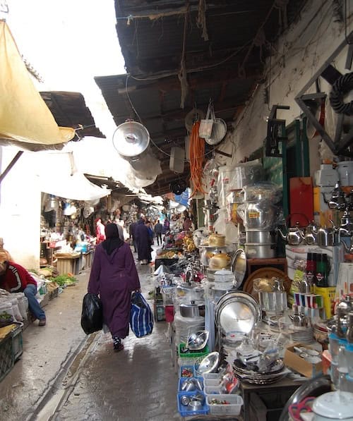 Calle Trankat en la medina de Tetuán, llena de puestos de comida