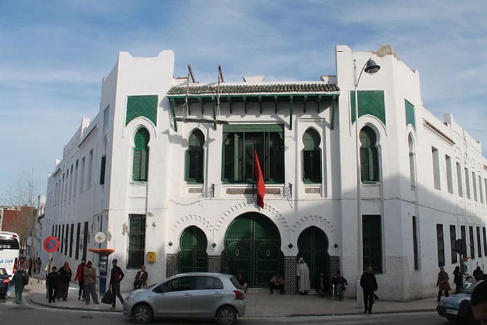 Estudiantes aprendiendo artesanía en la Escuela de Artes y Oficios de Tetuán