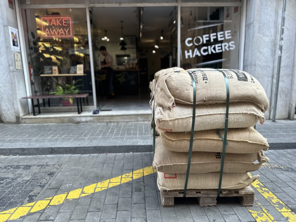 Exterior de la tostadora — sacos de café verde