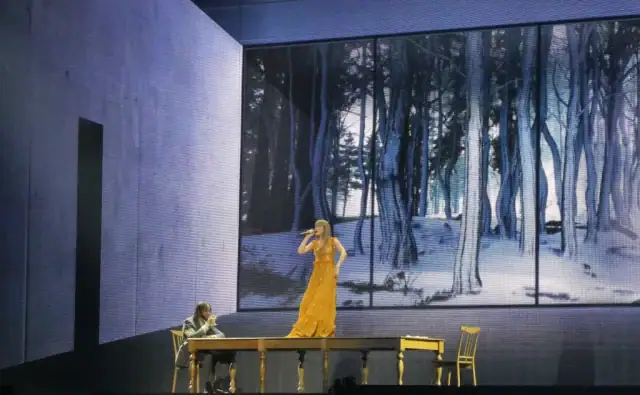 Taylor Swift perfoming 'Tolerate It'