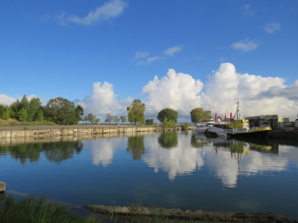 mây soi bóng nước