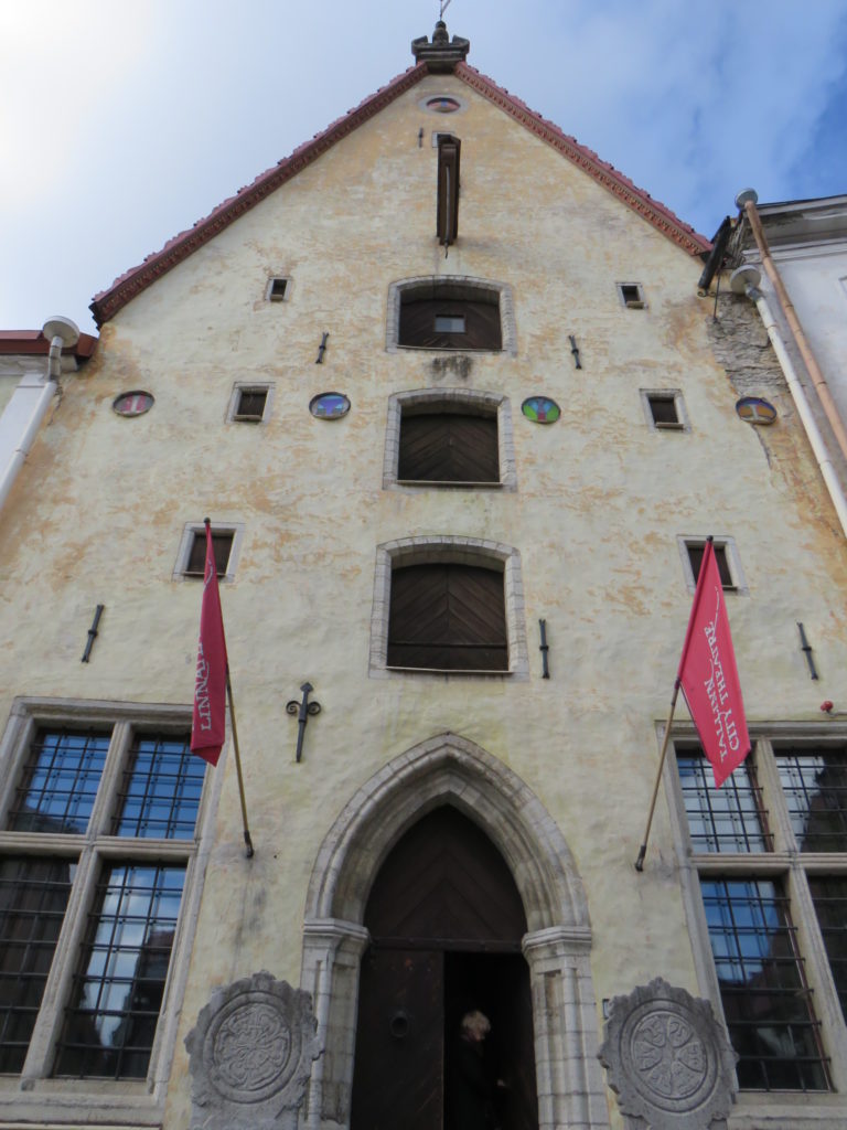 nhà cổ cắm cờ