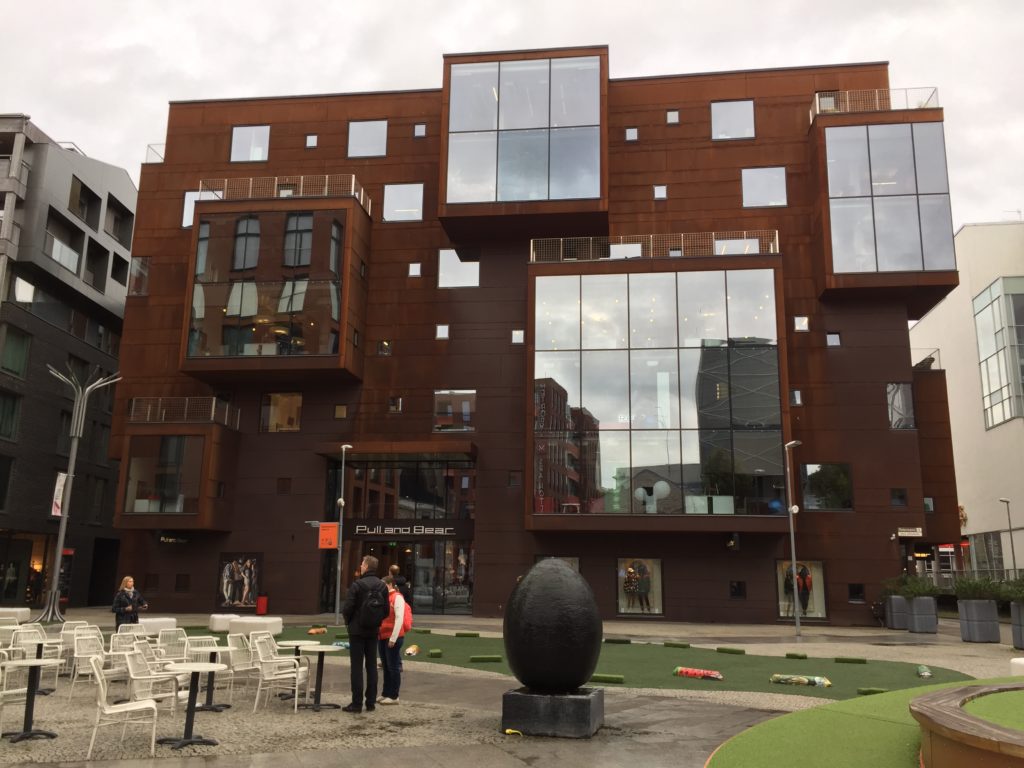 Nhà vuông có các ô cửa sổ rộng