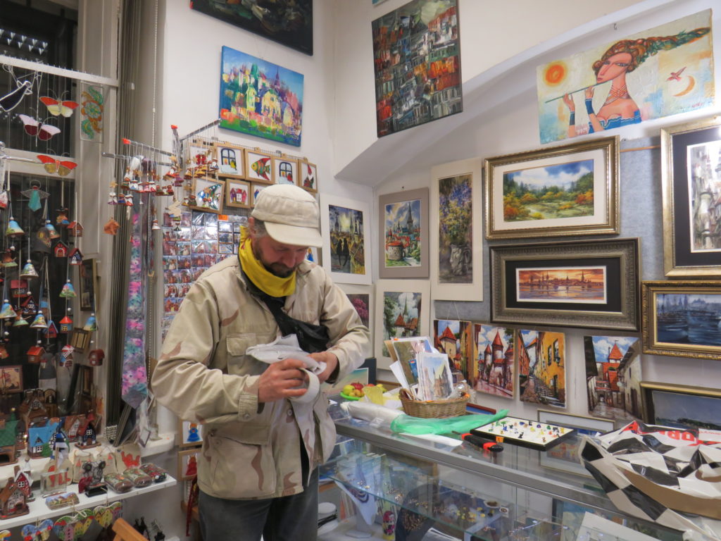 người đàn ông bán đồ lưu niệm