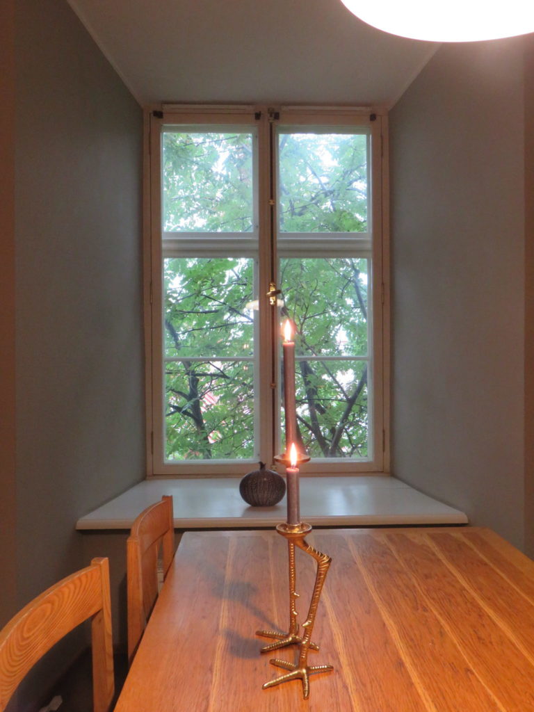 Bàn gỗ có cây đèn cắm nến hình chân gà