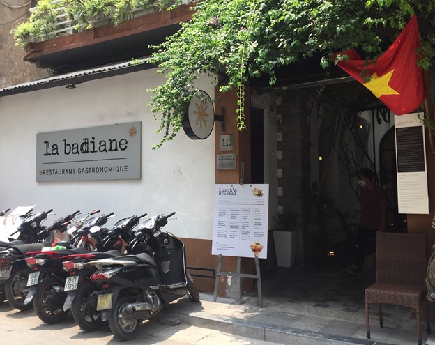 Quán ăn Pháp ở phố Nam Ngư có mái bằng cây xanh