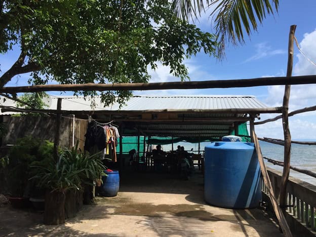 ngôi nhà tôn có nhiều can nhựa lớn