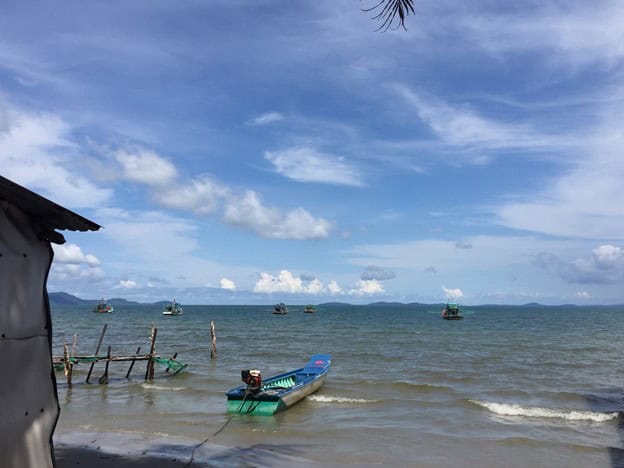 con thuyền nhỏ trên biển