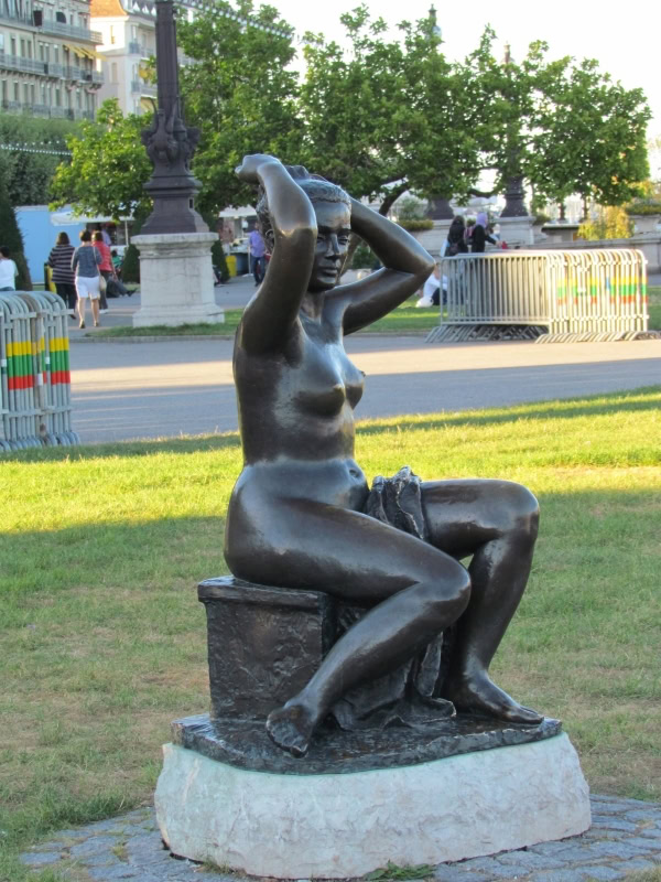 Tượng thiếu phụ bằng đồng đen