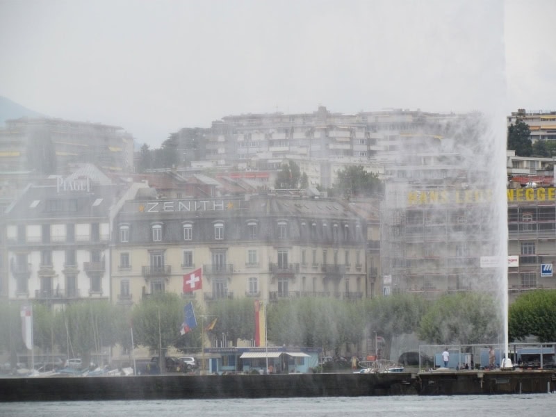 thành phố qua làn hơi nước