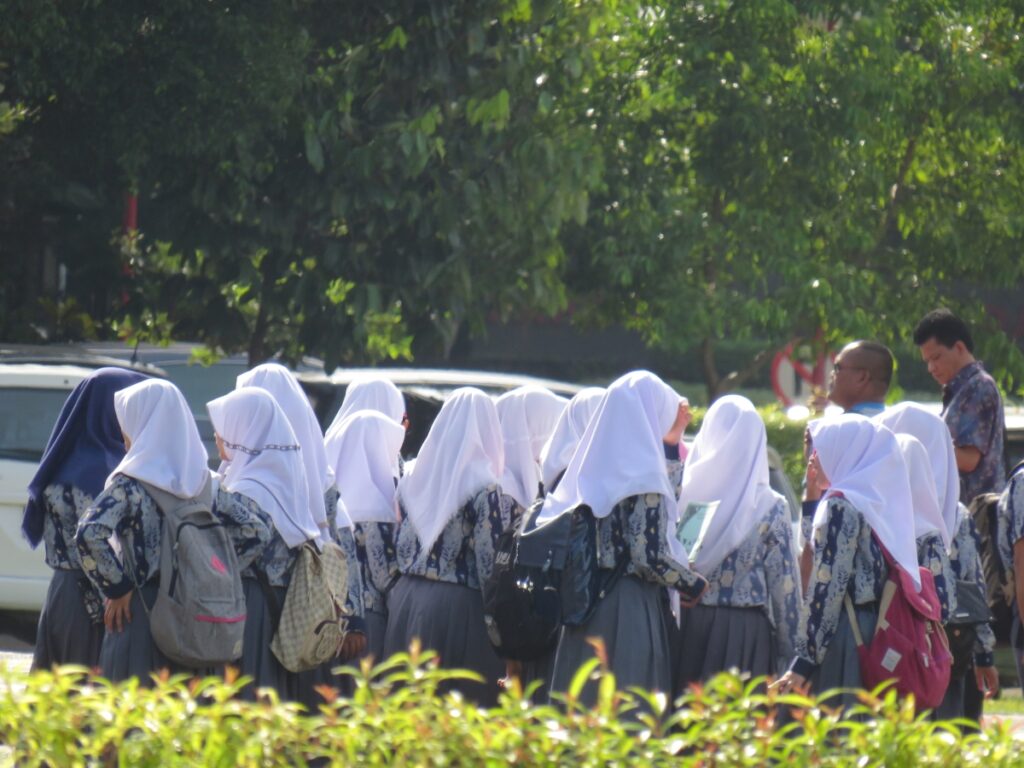 các cô gái trùm khăn trắng