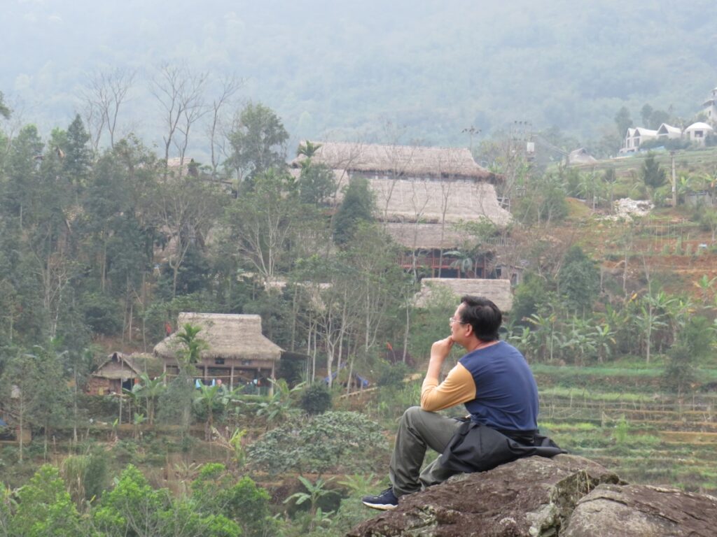 người ngồi trên đá