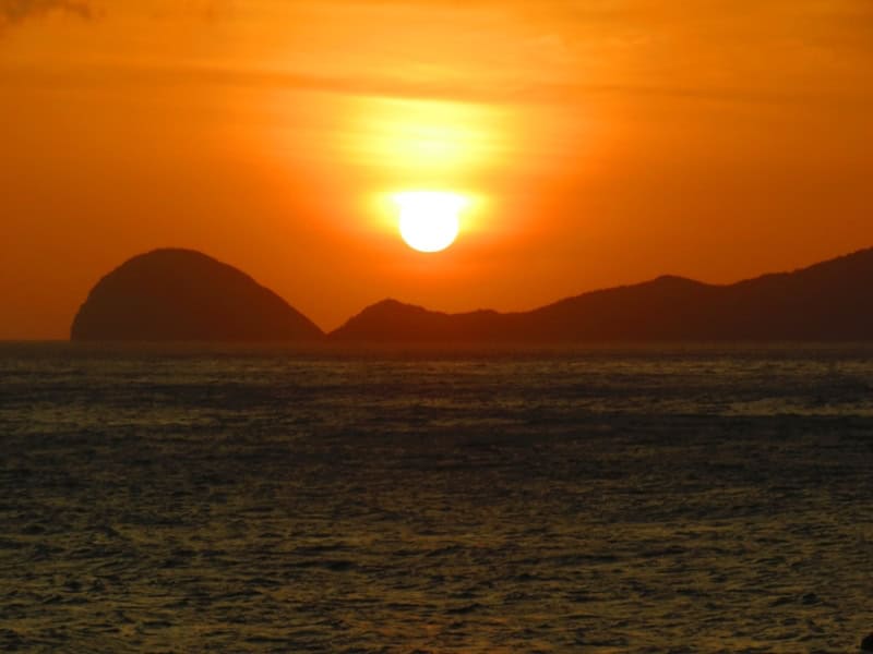 Mặt trời lặn sau dãy núi ở Côn Đảo