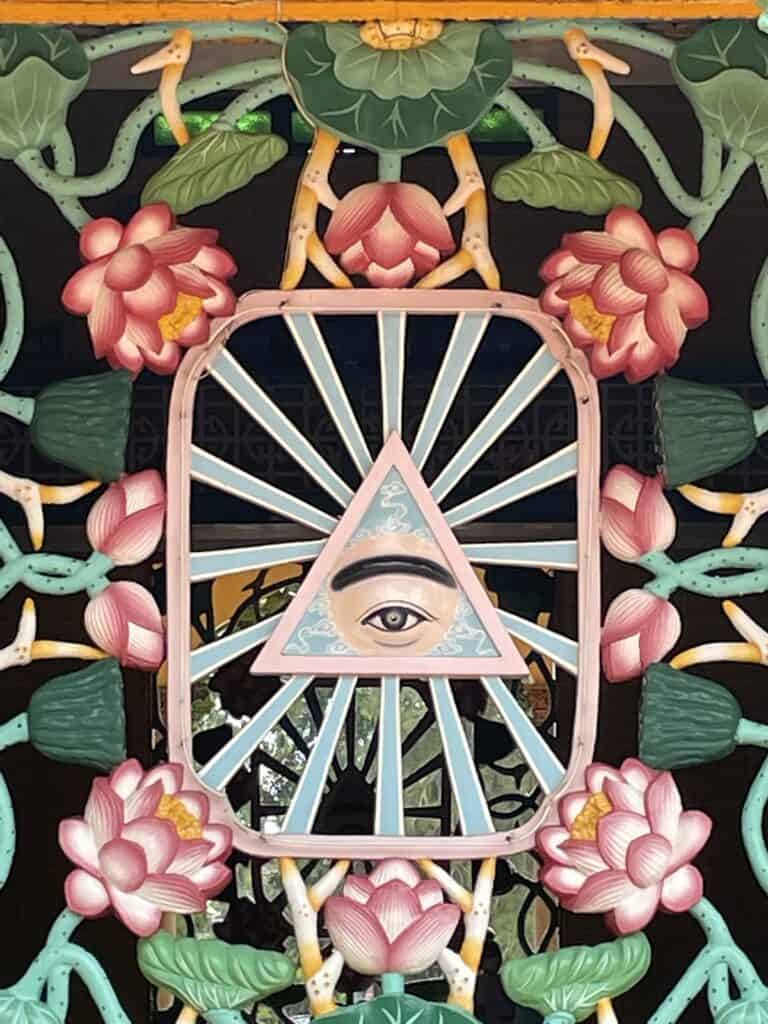 Một con mắt, xung quanh là hoa sen