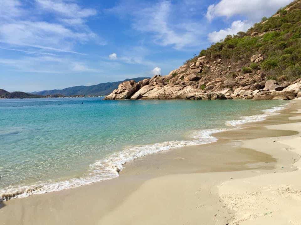 biển xanh, sóng bạc đầu và núi ở Bình Lập