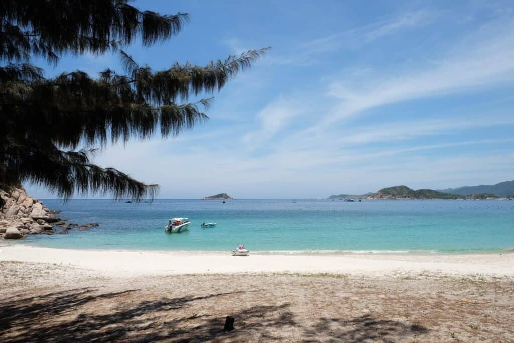 Biển xanh, núi, cano trên mặt biển