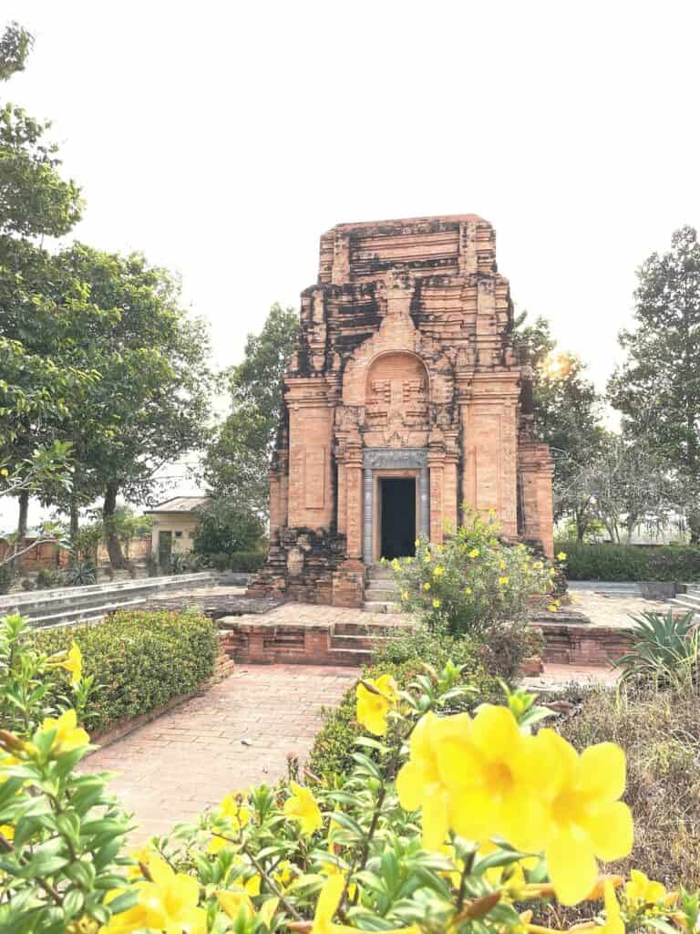 tháp xây bằng gạch đỏ