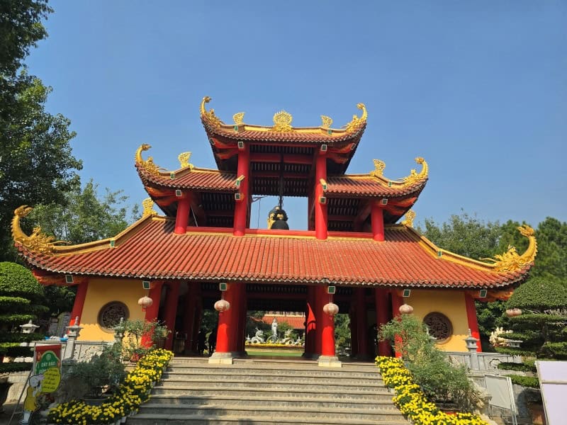 Cổng vào có các hàng cột màu đỏ, mái ngói cong