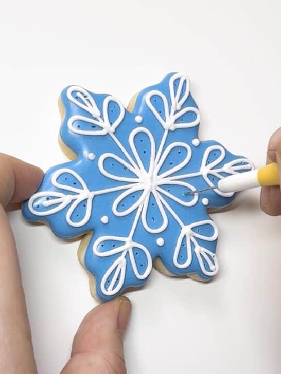 hole poking method to prevent crater in royal icing 