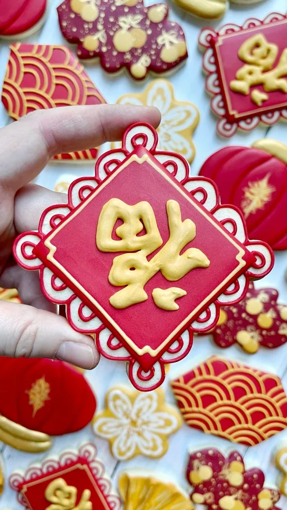 cookie decorated with royal icing lettering in chinese