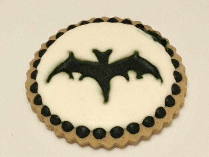 picture of royal icing with color bleed