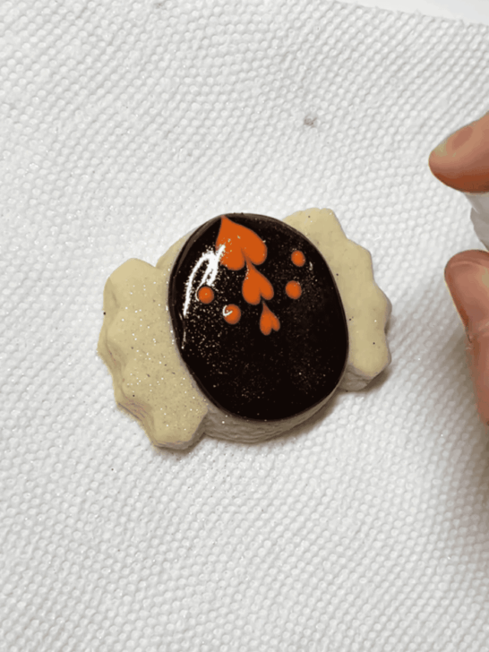how to decorate spider sugar cookies with royal icing 
