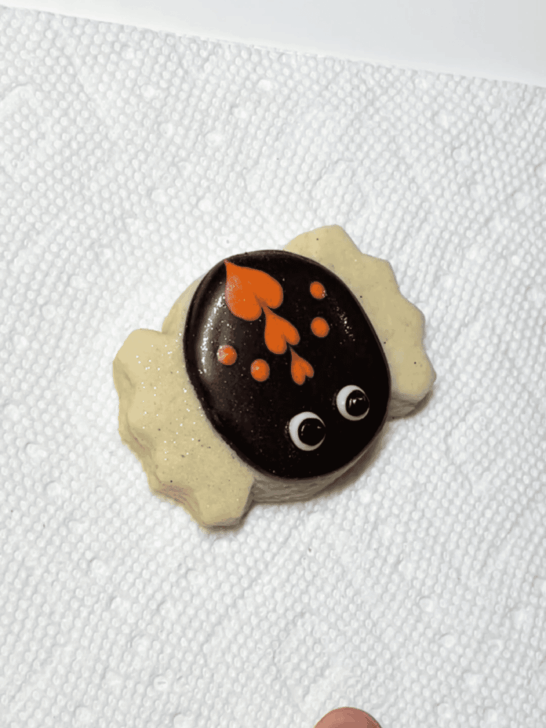 how to decorate spider sugar cookies with royal icing 
