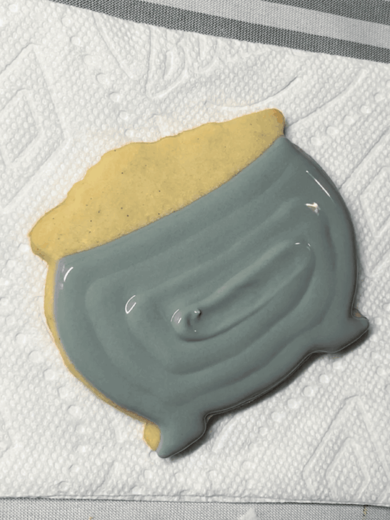 how to decorate cauldron sugar cookies with royal icing
