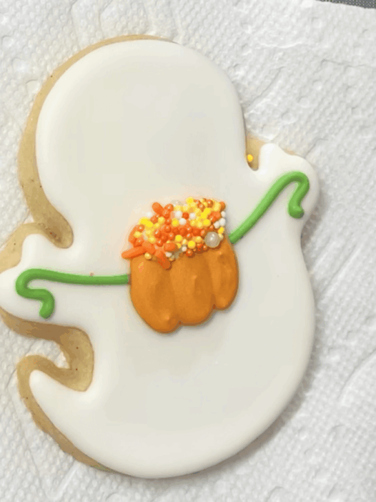 how to decorate ghost Halloween cookies with royal icing
