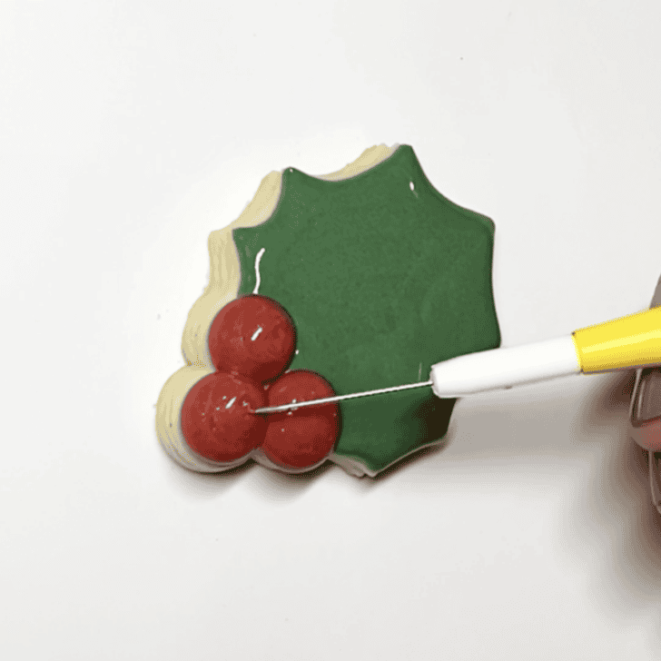 Step-by-Step Decorating Instructions for Holly Decorated Cookies