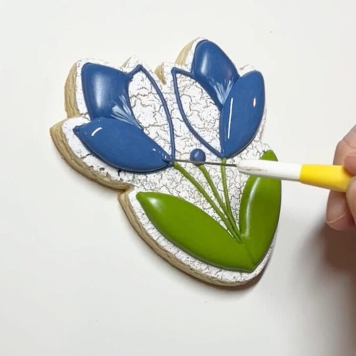 how to decorate crocus sugar cookies with royal icing 
