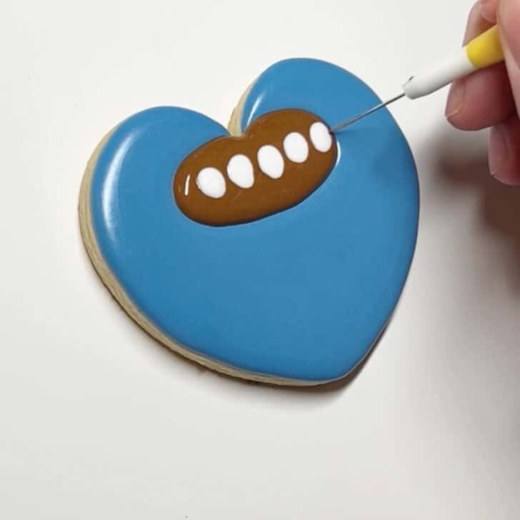 how to decorate teacher fuel cookies with royal icing